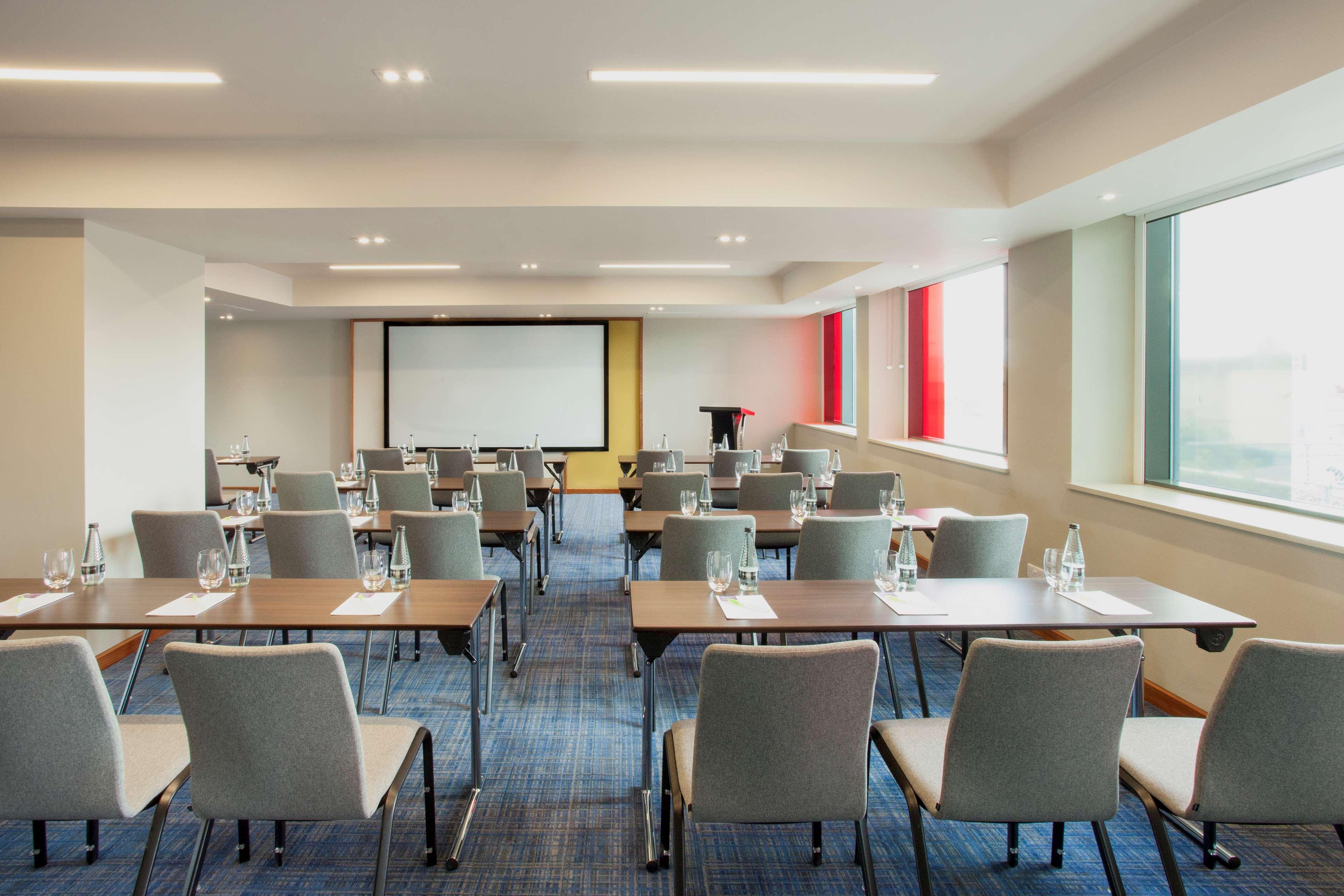 Hyatt Place West London Hayes Хитроу Экстерьер фото